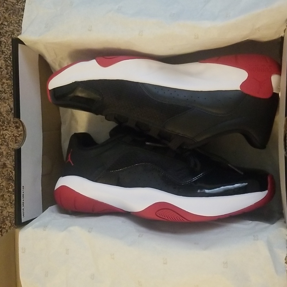 Air Jordan 11 CMFT Low 10.5 Male Black/White and Gym Red